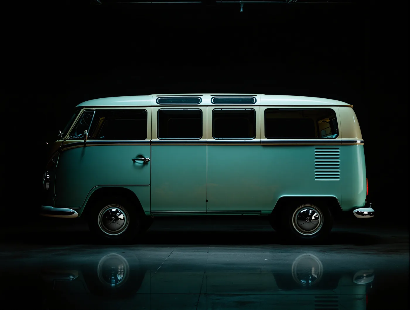 Klassischer VW Bus T1 in zwei Farben in einer dunklen Werkstatt
