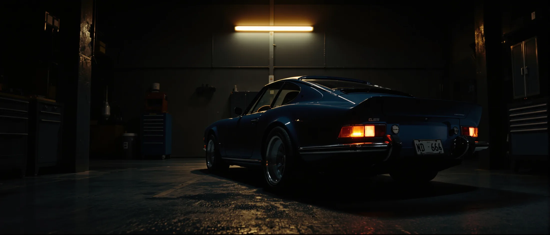 Klassischer Porsche 911 im Halbdunkel einer Werkstatt