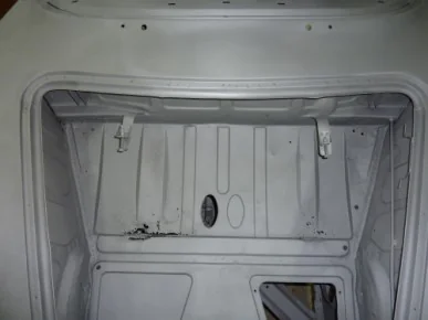 Blecharbeiten im Innenraum eines Porsche 356 A