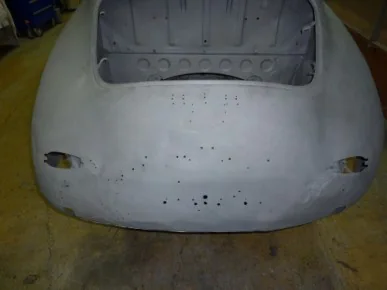 Nackte Karosserie eines Porsche 356 A von hinten