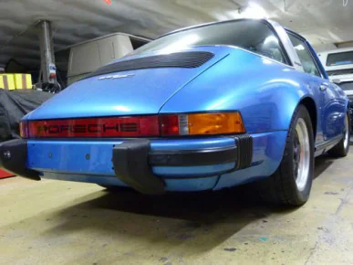 Blauer Porsche 911 SC von hinten in der Werkstatt