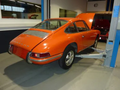 Oranger Porsche 912 auf der Hebebühne