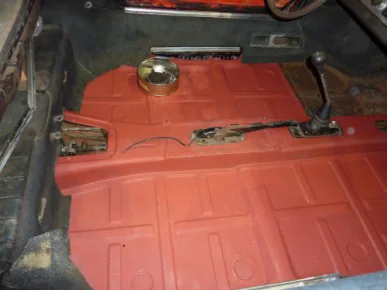 Neu eingesetztes Bodenblech in einem Porsche 912